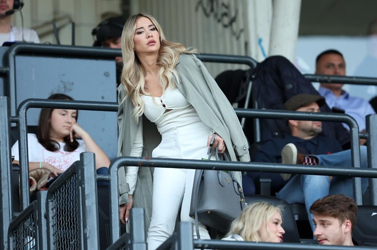Domaća sportska novinarka krala poglede na stadionu prije susreta Lokomotive i Rijeke