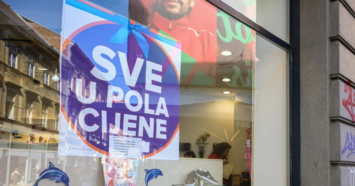 Izlozi u centru Zagreba prepuni natpisa o sniženjima, popusti idu do 80%