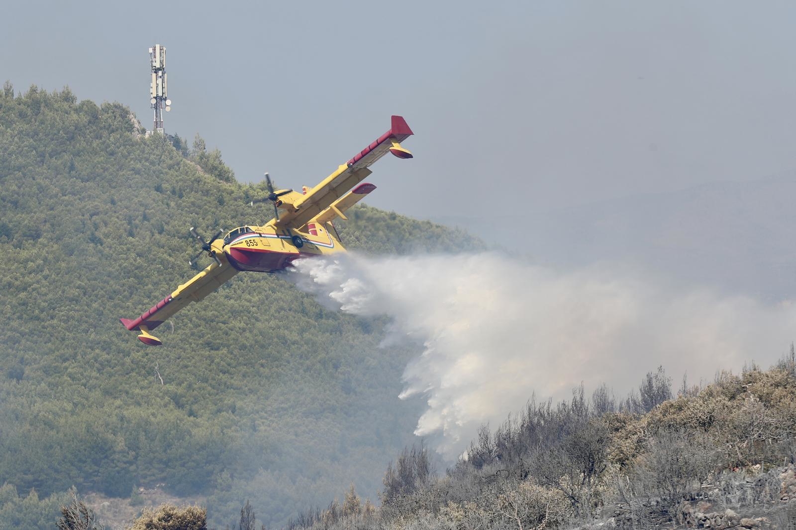 U Istri planulo više požara, gase i kanaderi