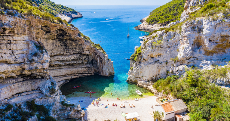 Ova hrvatska plaža poznata je po mirnom moru, 2016. je proglasili najljepšom u Europi