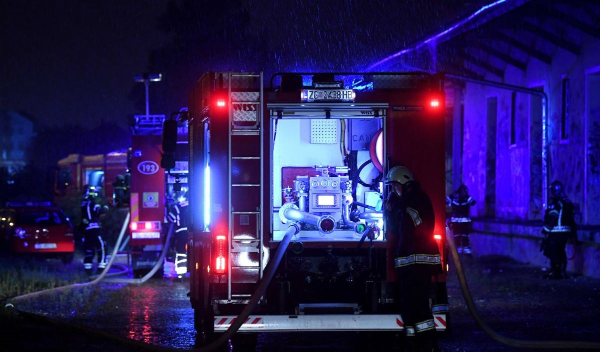 Gorjelo krovište kuće u mjestu kraj Zagreba, dvije osobe ozlijeđene