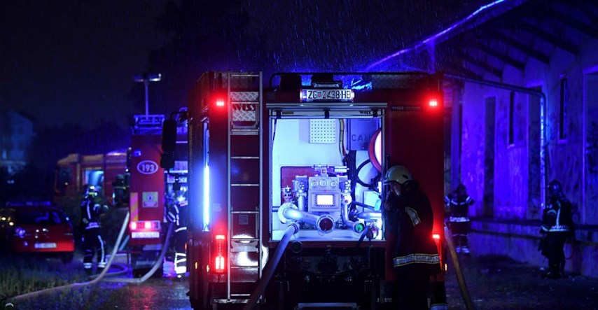 Gorjelo krovište kuće u mjestu kraj Zagreba, dvije osobe ozlijeđene