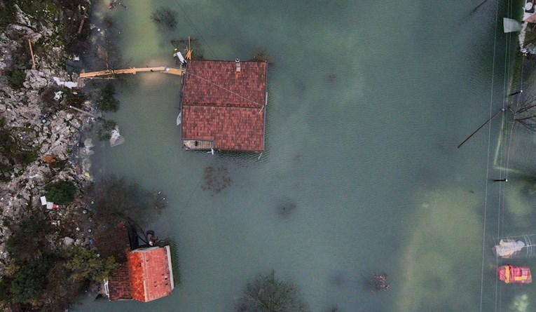 Dramatične snimke iz Dalmacije, kuće pod vodom, ljudi bježe. Voda će rasti još metar