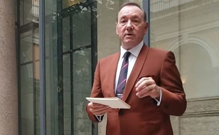 Posrnuli oskarovac šokirao recitiranjem poezije u rimskom muzeju