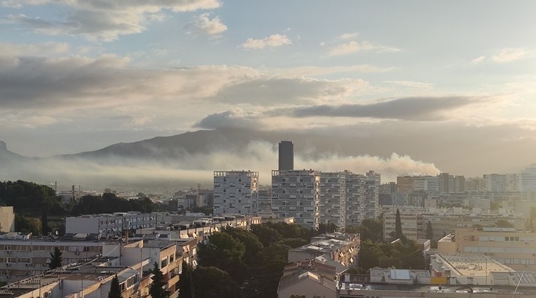 FOTO Od sinoć gori na Karepovcu, zapalila se veća količina glomaznog otpada