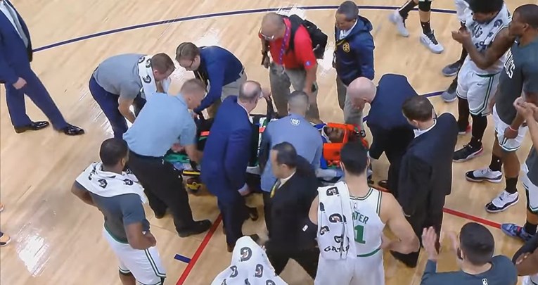 Strašna ozljeda zvijezde Celticsa: Imobilizirali mu vrat i iznijeli ga s terena
