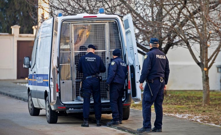 Otac tjerao sina (5) da mu rukama dira spolovilo, na leđima mu crtao U i svastiku