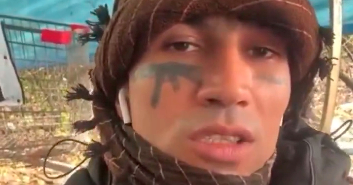 Migrant s tetoviranim AK-47 na licu prijetio Farageu. Dobio pet godina zatvora