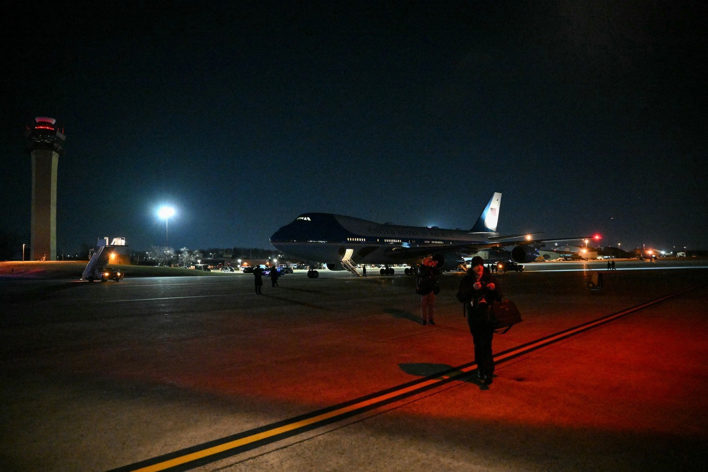 Kvar na Air Force One. Nakon polijetanja ugasila se svjetla pa se vratio za SAD