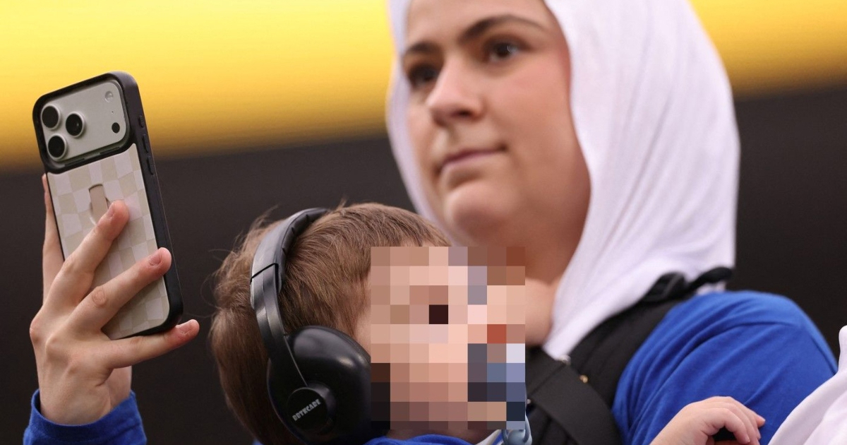 Presladak prizor sa stadiona: Beba u bojama BiH prati Zmajeve