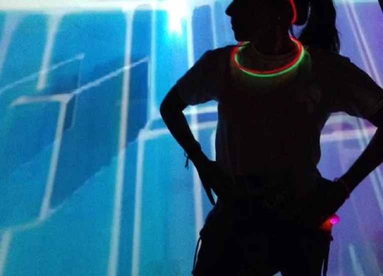 Fotka žene s partyja mnoge nasmijala zbog 18+ optičke iluzije