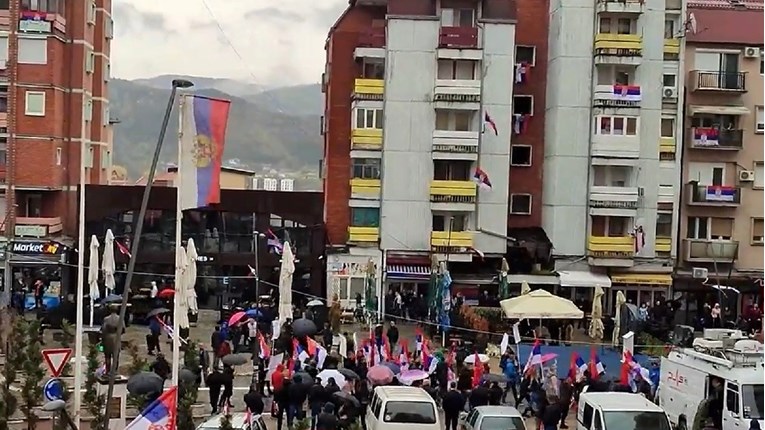 Srpski skup u Kosovskoj Mitrovici, zastave po gradu: "Borimo se goloruki"