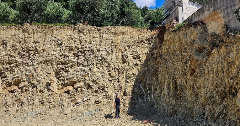 U Makarskoj im susjed kraj kuće iskopao rupu od 10 metara. "Srušit će nam se kuća"