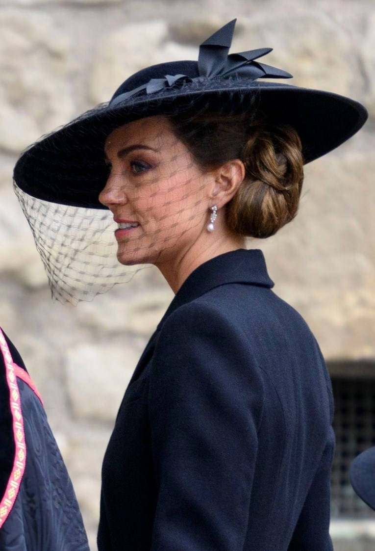 "Da je Meghan to napravila...": Širi se fotka Kate Middleton sa sprovoda kraljice