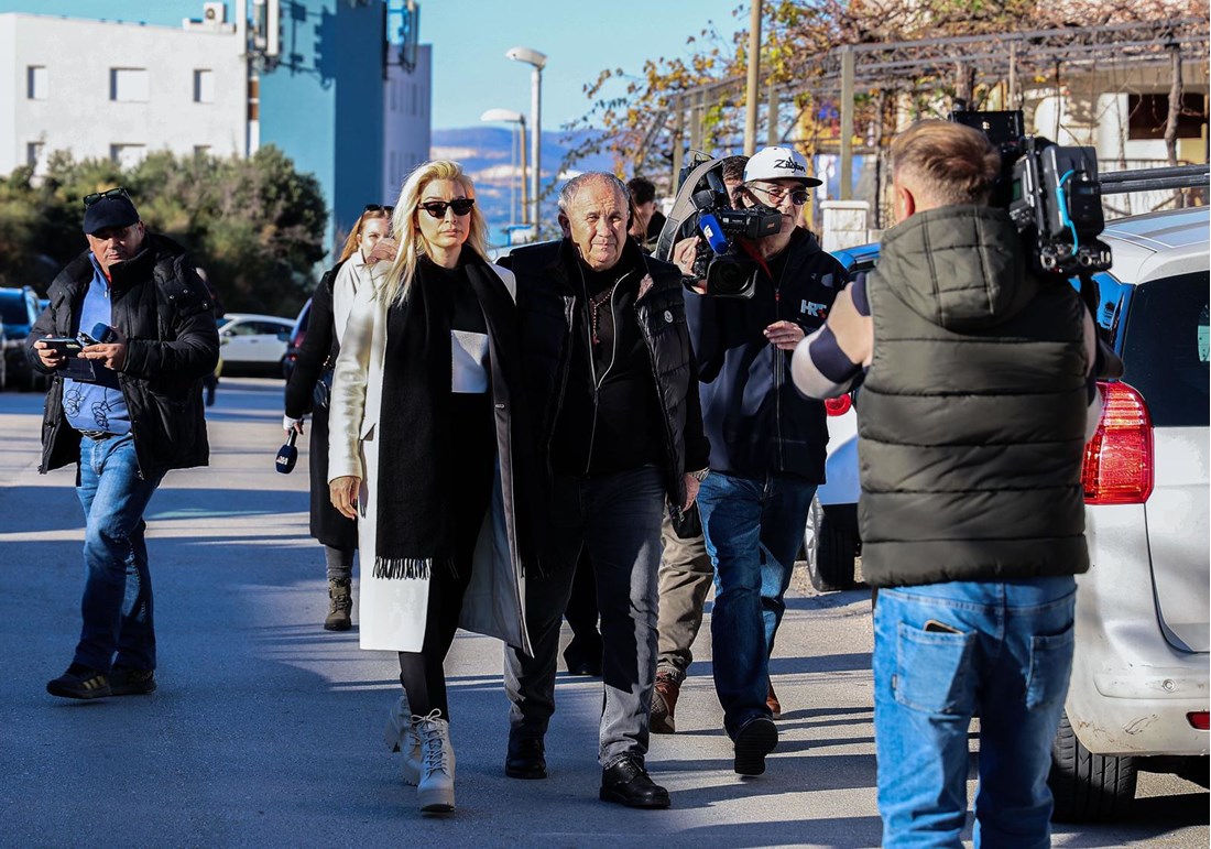 Keruma ispred zatvora dočekala supruga Fani