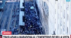 Stotine uplakanih Argentinaca jurile za Maradoninim lijesom ulicama Buenos Airesa