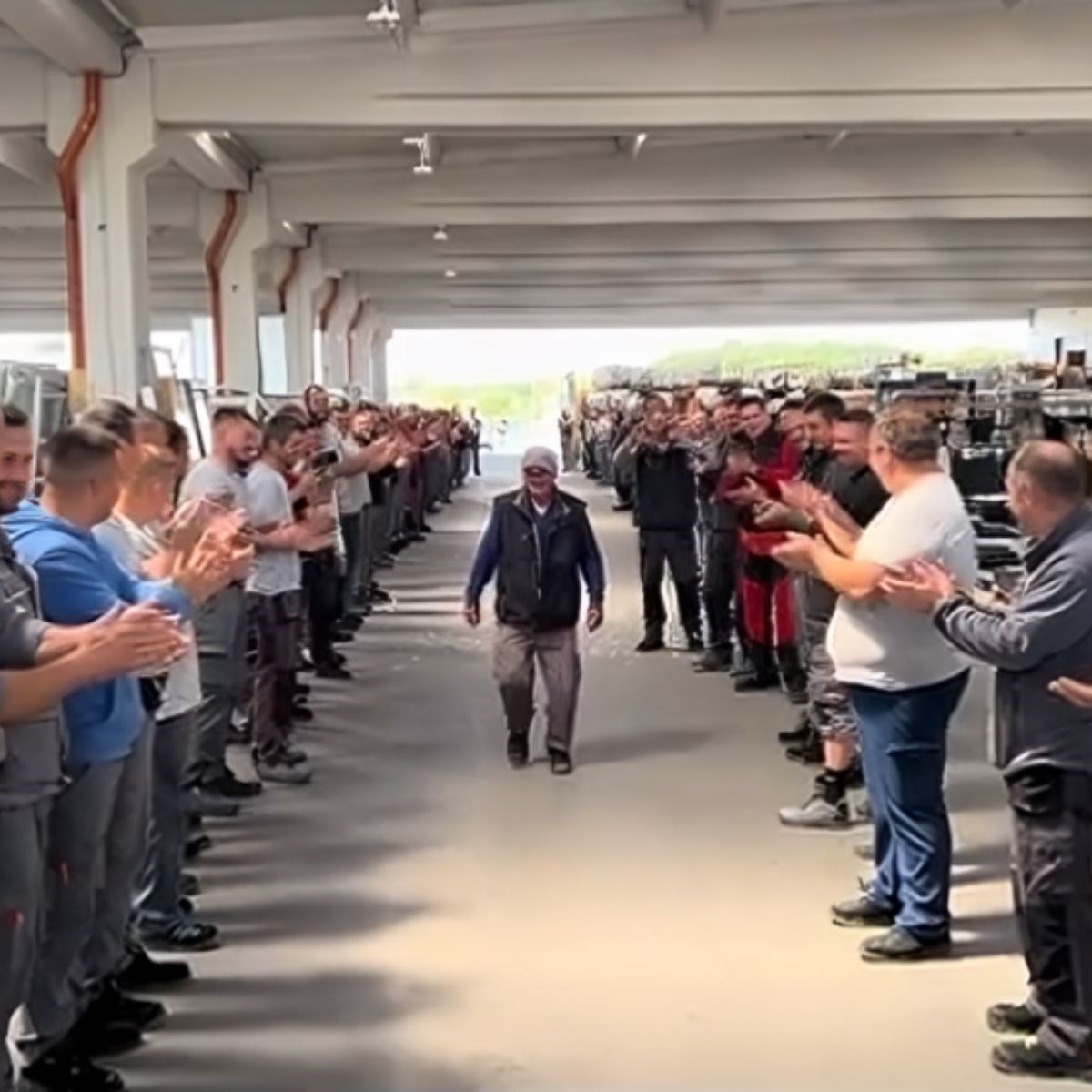 Dirljiv video iz Brčkog: Kolege ispratili radnika Asima u mirovinu na poseban način