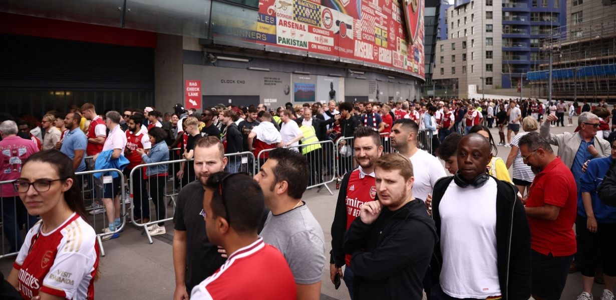Utakmica Arsenala odgođena jer je 35.000 ljudi ostalo pred stadionom