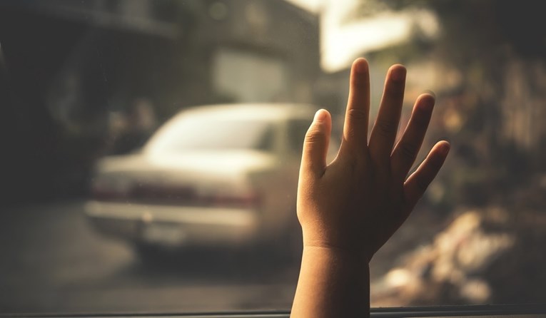 5-godišnji dječak u SAD-u umro u užarenom autu ispred osnovne škole