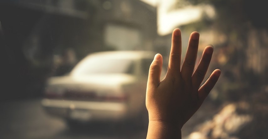 5-godišnji dječak u SAD-u umro u užarenom autu ispred osnovne škole