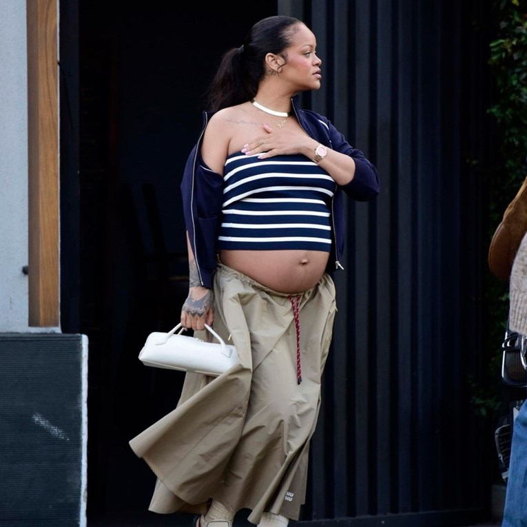 Rihanna snimljena u šetnji Los Angelesom, pokazala poveći trudnički trbuh