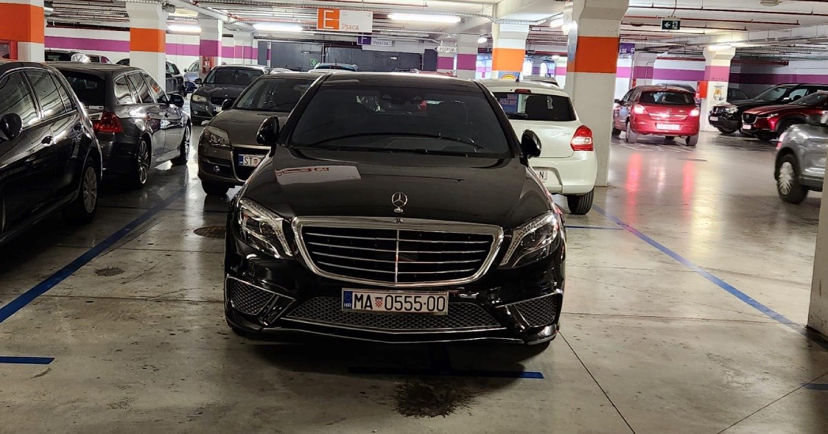 Ova seljačina je svojim Mercedesom zauzela dva parkirna mjesta u Mall of Splitu