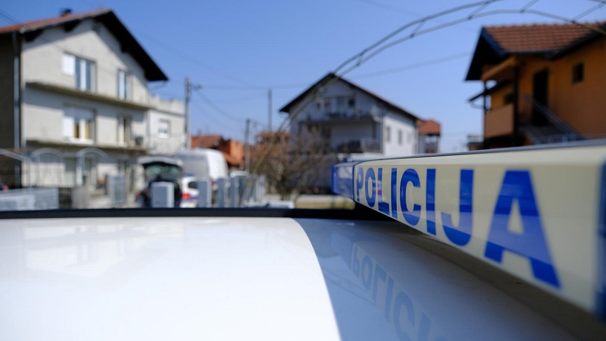 Maloljetnik i 29-godišnjak u Otočcu opljačkali 70-godišnjakinju