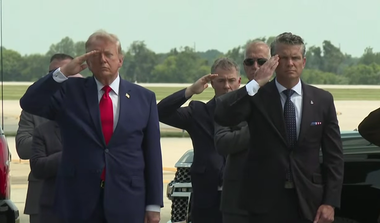 Trump dočekao posmrtne ostatke vojnika: "Nisu htjeli da Iran ima nuklearno oružje"