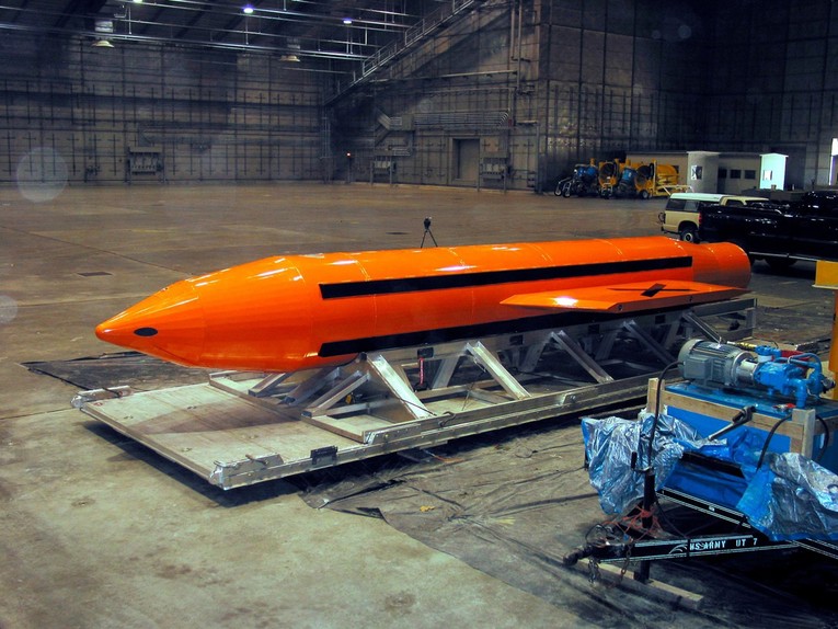 Amerika se sprema napasti Iran "majkom svih bombi"?