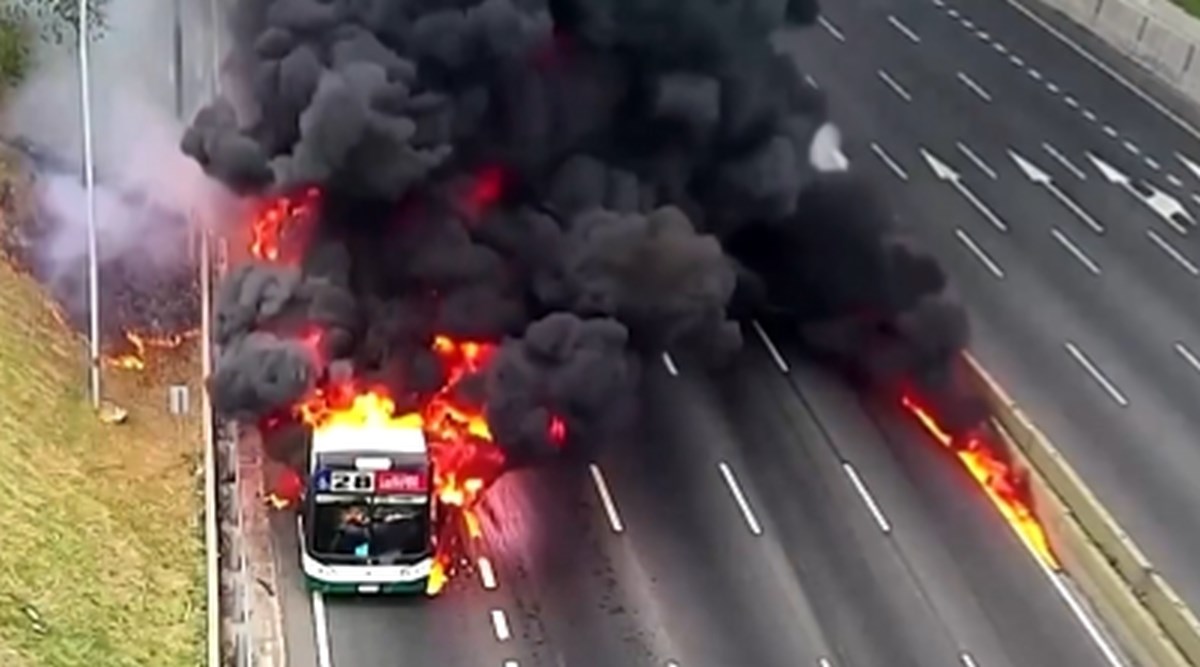 Dramatična snimka iz Buenos Airesa. Bus gori, putnici bježe, vatra zahvatila cestu