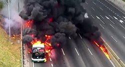 Dramatična snimka iz Buenos Airesa. Bus gori, putnici bježe, vatra zahvatila cestu