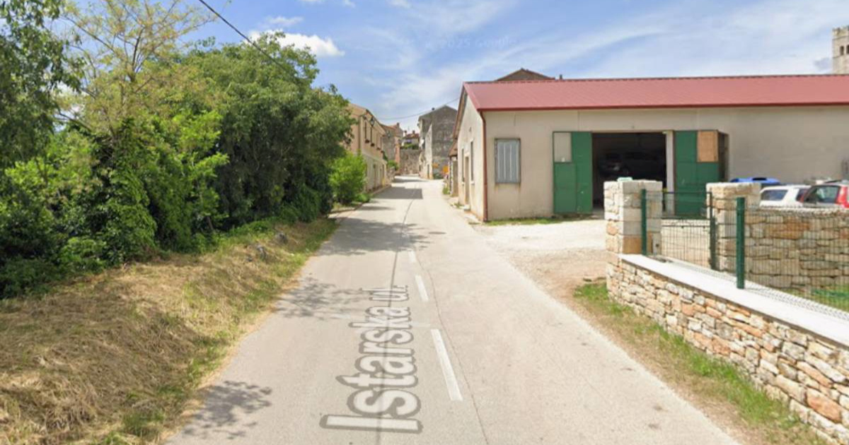 U Istri pijan i bez vozačke sjeo u traktor pa udario u zid i parkirani auto