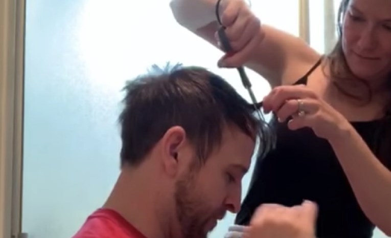 VIDEO Zamolio je ženu da ga ošiša, kad je vidio što je napravila, gadno je požalio