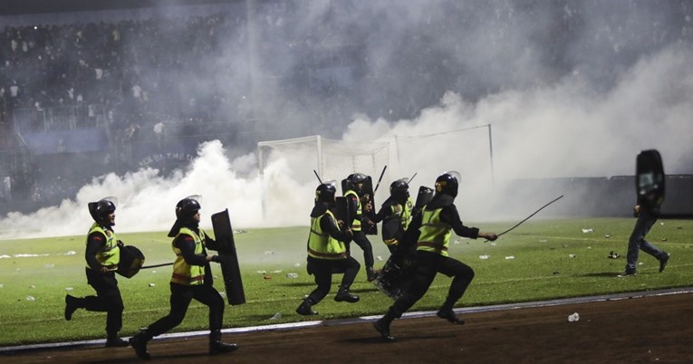 U neredima na utakmici u Indoneziji više od 170 mrtvih. Policija: Mnogi su se ugušili
