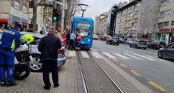 FOTO I VIDEO Netko se krivo parkirao u Maksimirskoj i na 45 minuta zaustavio tramvaje