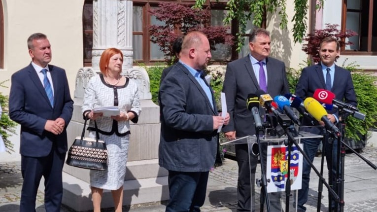 Napeta atmosfera na Čačićevoj primopredaji vlasti: "Sve sam rekao o HDZ-u"