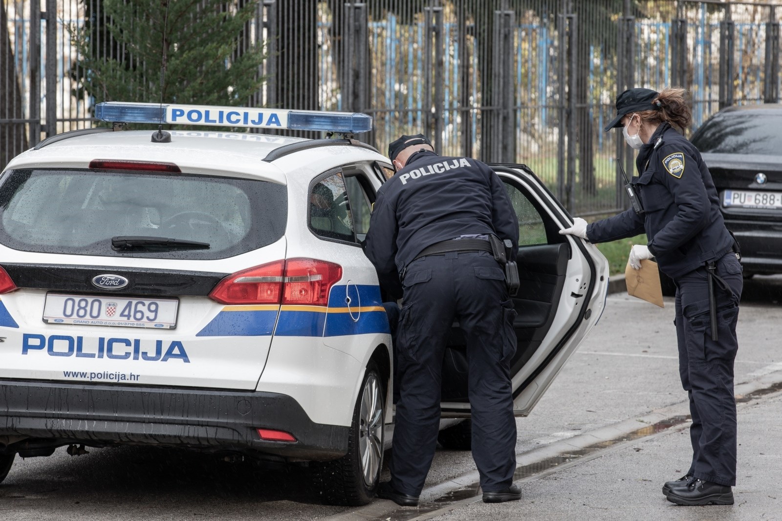 Za milijun kuna prodali skupe aute do kojih su došli prevarom. Kako? Pečatom