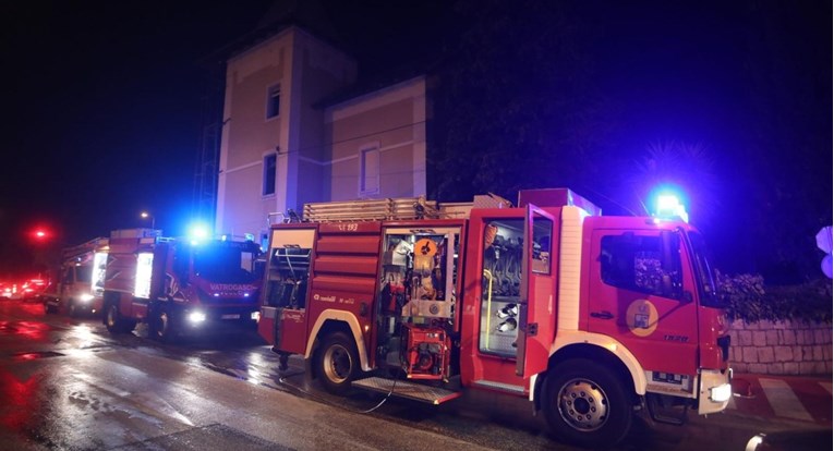 Zapalio se krov Vile Plevne u Splitu, jedna osoba prevezena u bolnicu