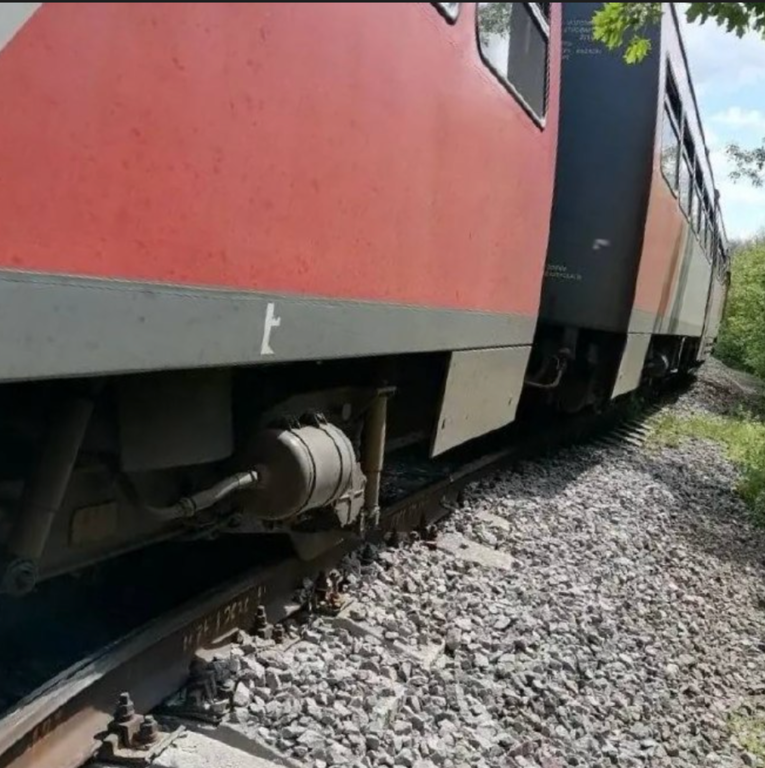 Ruski lovac bacio bombu u Rusiji. Vlak iskočio iz tračnica