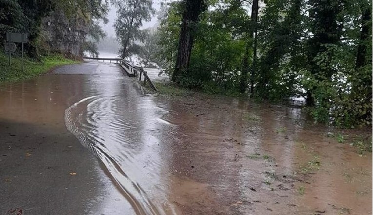 U Lici izvanredne mjere obrane od poplava, izlila se rijeka Bogdanica