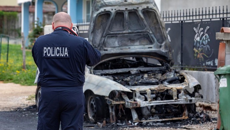 U Puli izgorio auto