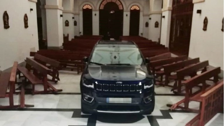 Provalio Jeepom u crkvu i dovezao se do oltara: "Jedino tu se osjećam sigurno"