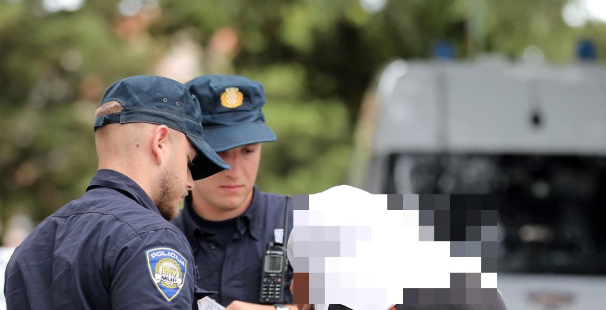 U Vukovaru sprječavali vatrogasce da gase požar, policajca bacili niz stepenice