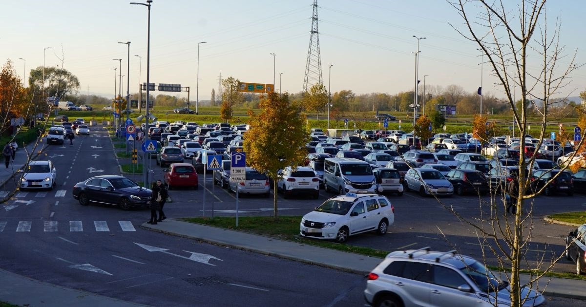 Velike su gužve na parkinzima šoping-centara, a situacija u trgovinama je ovakva