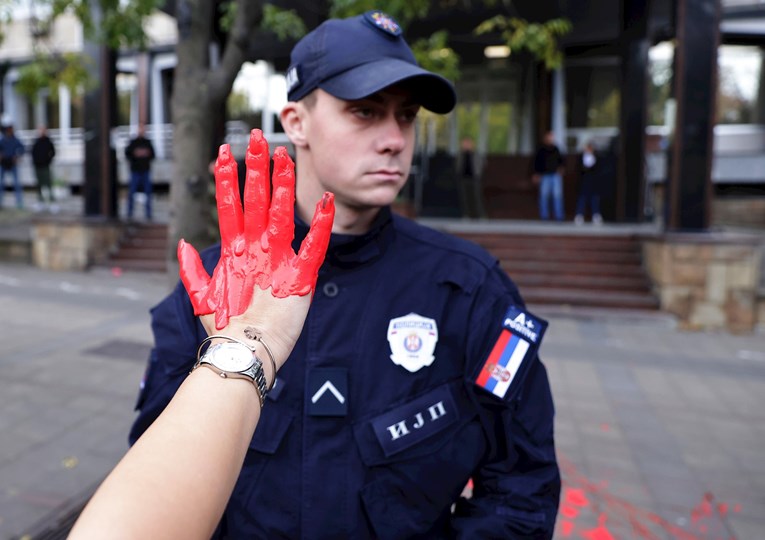 FOTO Kordon štitio vladu Srbije, ljudi policajce prozivali prezimenima