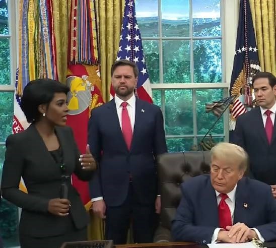 "Kao neugodni djed koji flertuje": Trumpov komentar novinarki zgrozio društvene mreže