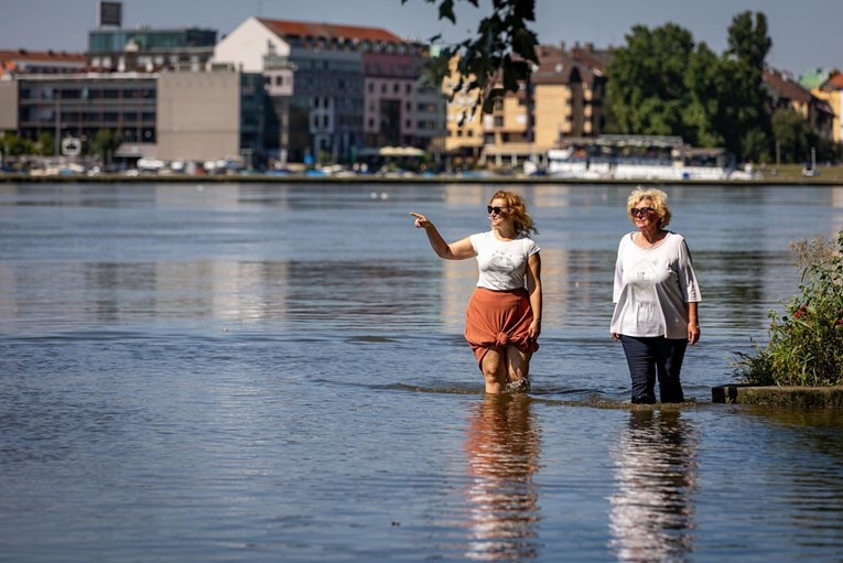 Dvije Osječanke prošetale poplavljenom gradskom promenadom