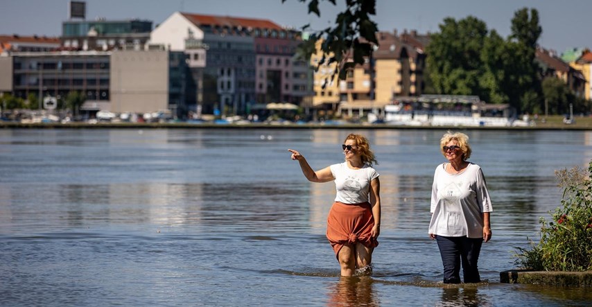 Dvije Osječanke prošetale poplavljenom gradskom promenadom