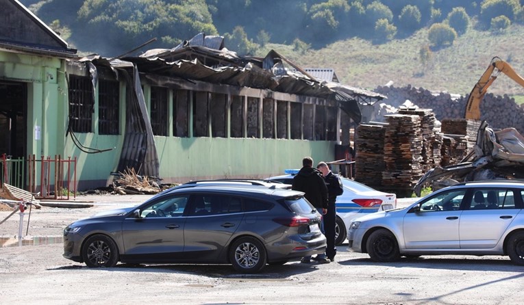 Županija spremna pomoći nakon požara pilane u Mrkoplju. "Treba zaštititi radnike"