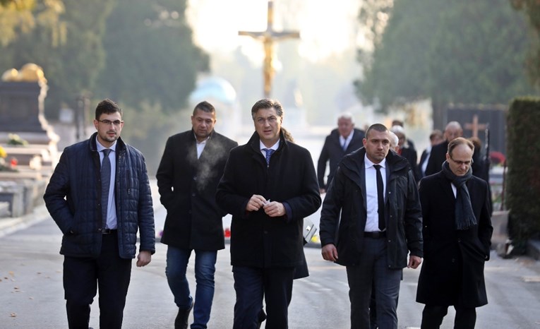 Plenković na groblju: Rastu nam korona-brojke, pozivam ljude na oprez